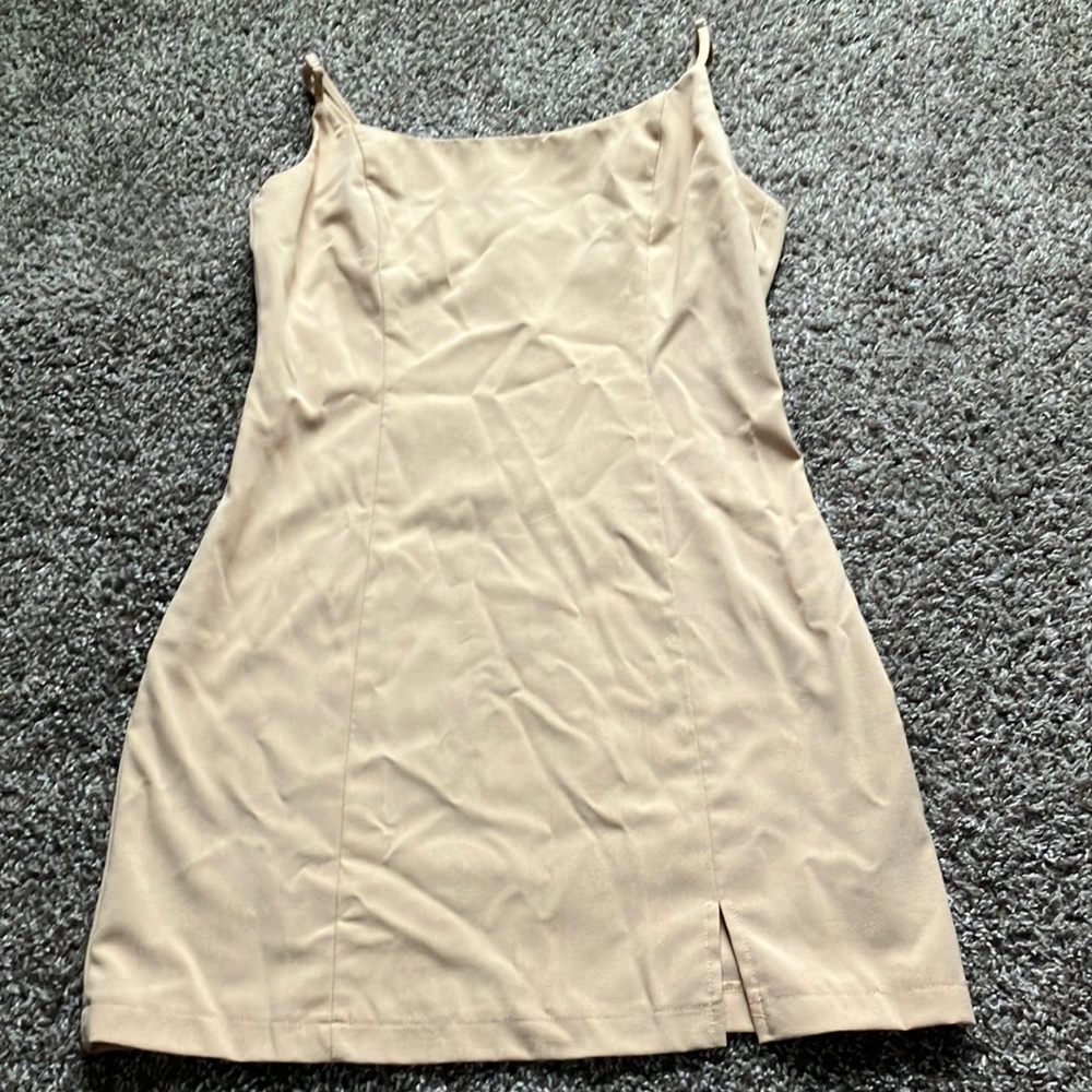 Beige mini dress with a slit on the left thigh (size medium)